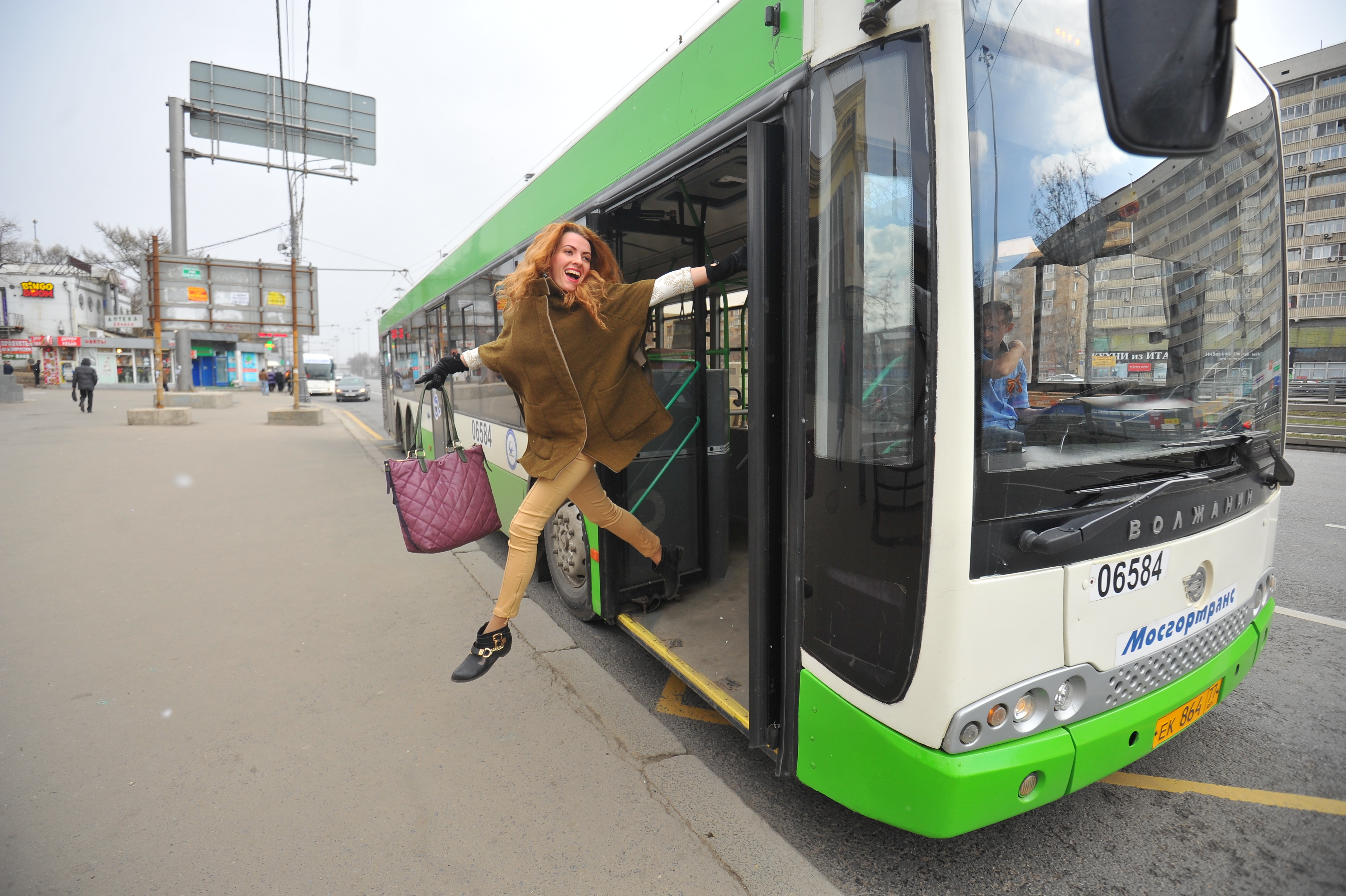 Легковушка угодила под фуру на трассе (ФОТО)